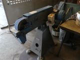 a machine that is sitting on a table in a garage