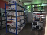 Des cartons sont empilés sur une étagère dans une pièce dotée d'une fenêtre