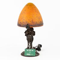 Une lampe de table en fer forgé avec un abat-jour « Obus » e… (photo 2)