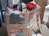 de nombreux cartons empilés les uns sur les autres dans un entrepôt