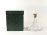 l'image d'un flacon de parfum posé à côté d'une boîte