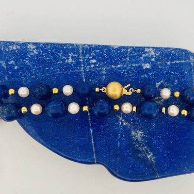 un gros plan d'une broche bleue ornée de perles