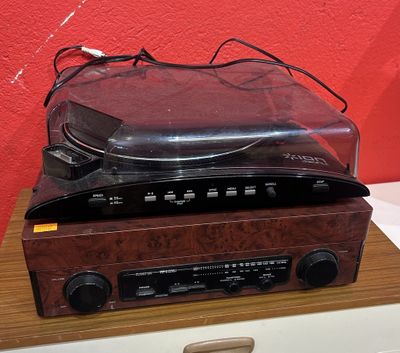 une radio posée sur une table en bois