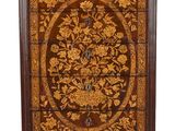 une armoire en bois ornée d'un motif floral sur la façade