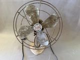 un vieux ventilateur posé sur une table