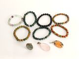 un ensemble de bracelets ornés de pierres de différentes couleurs