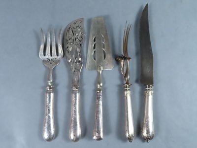 quatre fourchettes et un couteau sur la table