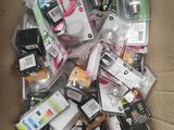 une boîte en carton remplie d'appareils électroniques et d'autres objets