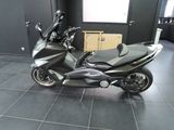 une photo d'une moto garée dans un showroom