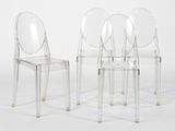 trois chaises en plastique transparent disposées les unes à côté des autres sur une surface blanche
