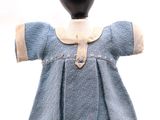 une robe bleue sur un mannequin noir, sur fond blanc