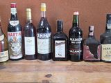 plusieurs bouteilles de vin posées les unes à côté des autres sur une table