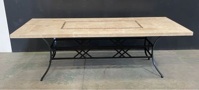 table à manger avec plateau en marbre et piètement en fer