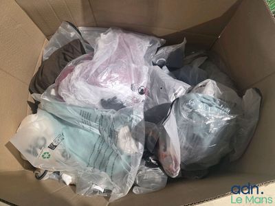 une boîte en carton remplie de vêtements et d'autres objets