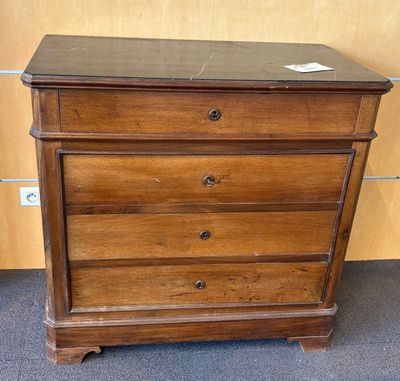 une commode en bois avec un plateau en marbre