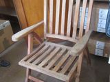 une chaise en bois qui se trouve au milieu d'une pièce