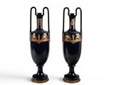 une paire de vases noirs et dorés sur fond blanc