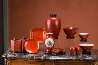 une table sur laquelle sont disposés de nombreux objets rouges et blancs