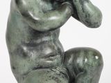 statue d'un garçon assis sur un bloc, la main sur le visage