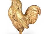 statue d'un coq doré posée sur un socle en marbre, sur fond blanc