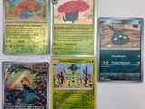 plusieurs cartes Pokémon différentes posées sur une surface blanche, avec un fond blanc