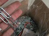 une personne tenant une paire de ciseaux dans une boîte