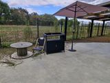 un barbecue avec une table et un parasol sur la terrasse