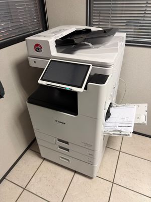 une imprimante posée sur un bureau