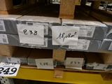 une pile de cartons sur une étagère dans un magasin