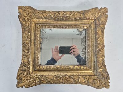 une personne se prenant en photo dans un miroir