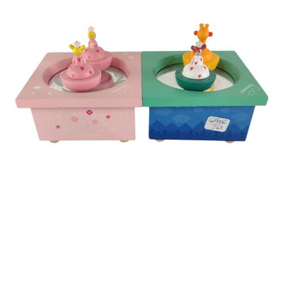 deux boîtes sur lesquelles est posé un cupcake