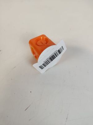 un petit objet orange sur lequel figure un code-barres