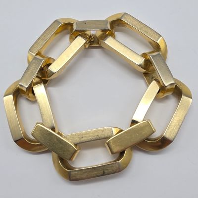 une photo d'un bracelet plaqué or sur un fond blanc
