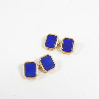 une paire de boucles d'oreilles en or et lapis-lazuli