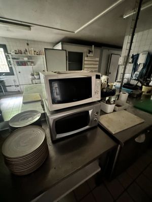 un micro-ondes posé sur un comptoir dans une cuisine