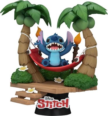 un gros plan sur une figurine représentant un personnage de dessin animé allongé dans un hamac
