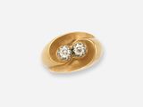 une image représentant une bague en or sertie de deux diamants