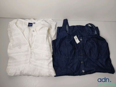deux paires de chemises blanches et bleues posées sur une table