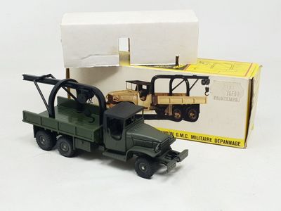 un camion militaire miniature équipé d'une benne à l'avant d'une remorque