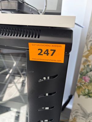 une image représentant une vitrine sur laquelle figure un numéro