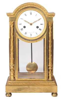 une horloge en or avec des chiffres romains