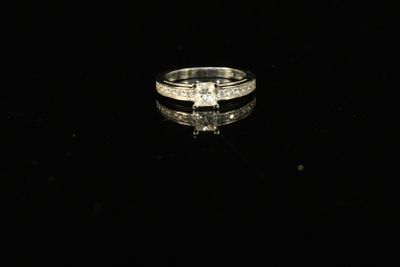 GAREL. Bague solitaire en or gris 18 K (750), sertie d'un di…