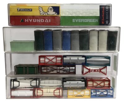 de nombreux modèles différents de petits trains sur les rayons