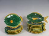 deux assiettes en forme de poisson, l'une verte et l'autre jaune, empilées l'une sur l'autre
