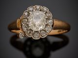 gros plan d'une bague en diamant sur une surface noire