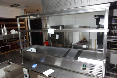 une cuisine équipée de plans de travail et d'armoires en acier inoxydable