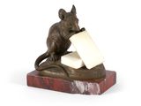 statue d'une souris tenant un morceau de fromage sur un socle en marbre