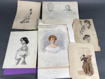 Plusieurs dessins représentant des femmes en robe et avec un chapeau sont posés sur une table