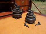 deux pots posés sur une table au milieu de la pièce