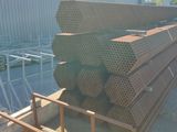 un gros tas de bois posé contre le mur d'un immeuble